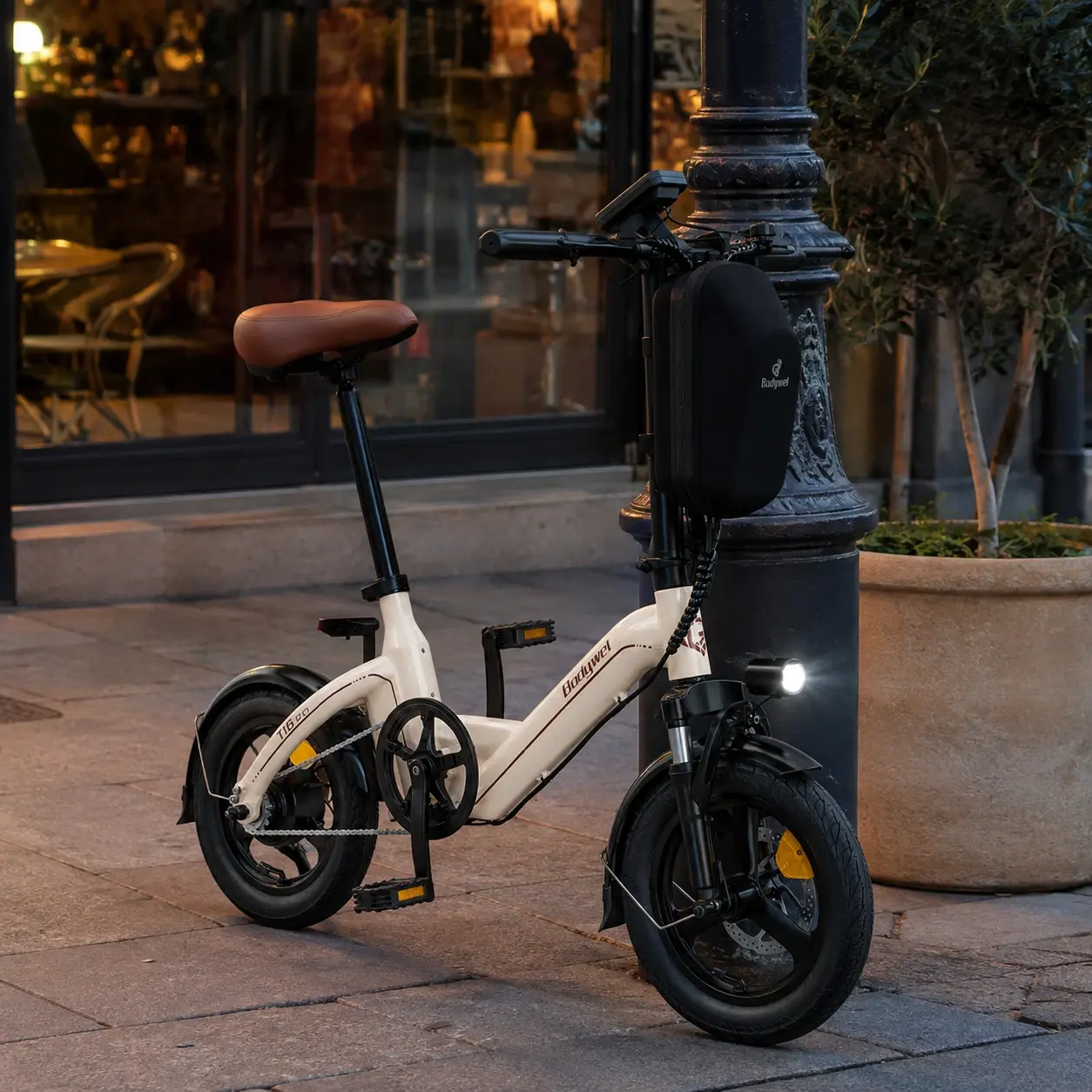 E-bike plegable apoyada junto a una mochila en un andén de tren