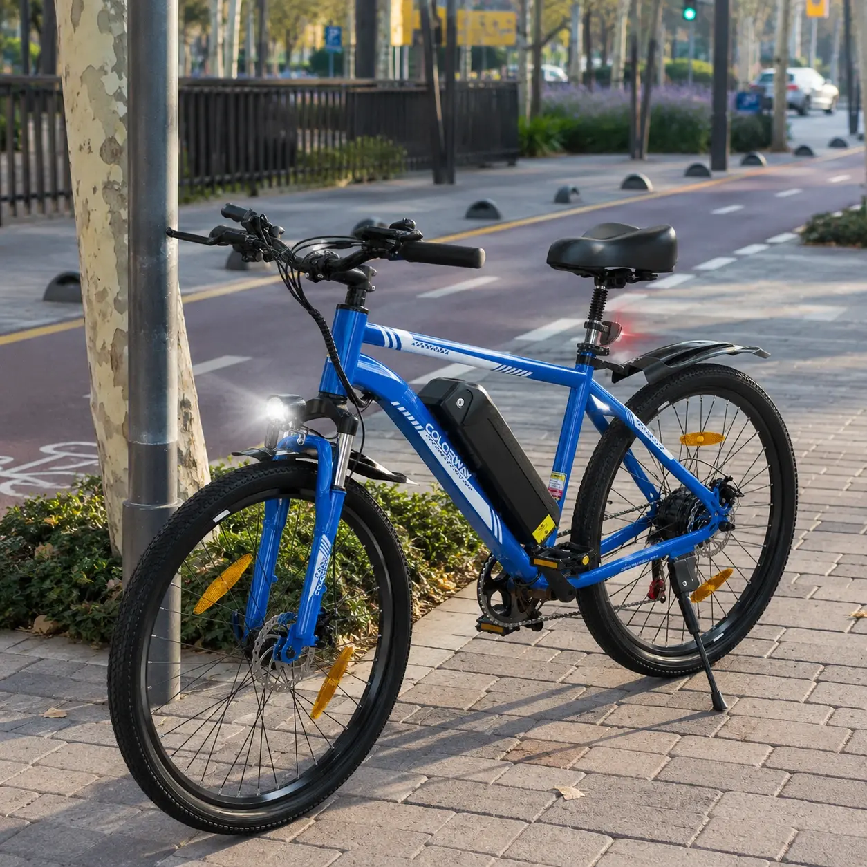 Ciclista urbano en e-bike cruzando un carril bici en la ciudad